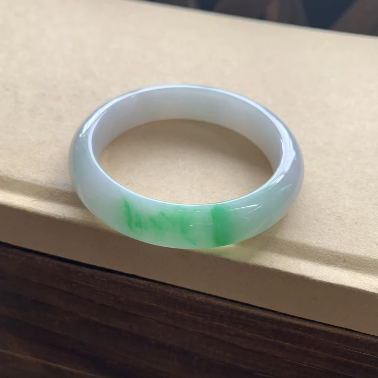 39，冰润细腻阳春白雪阳绿手镯，天然缅A翡翠，圈口53.7-12.5-8.3，