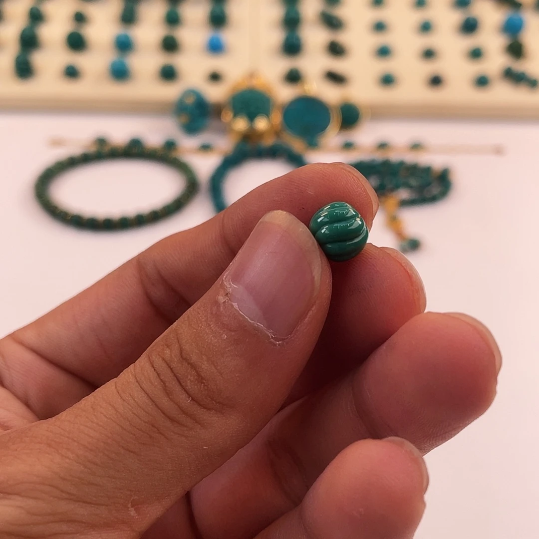 绿松石未镶嵌颈饰