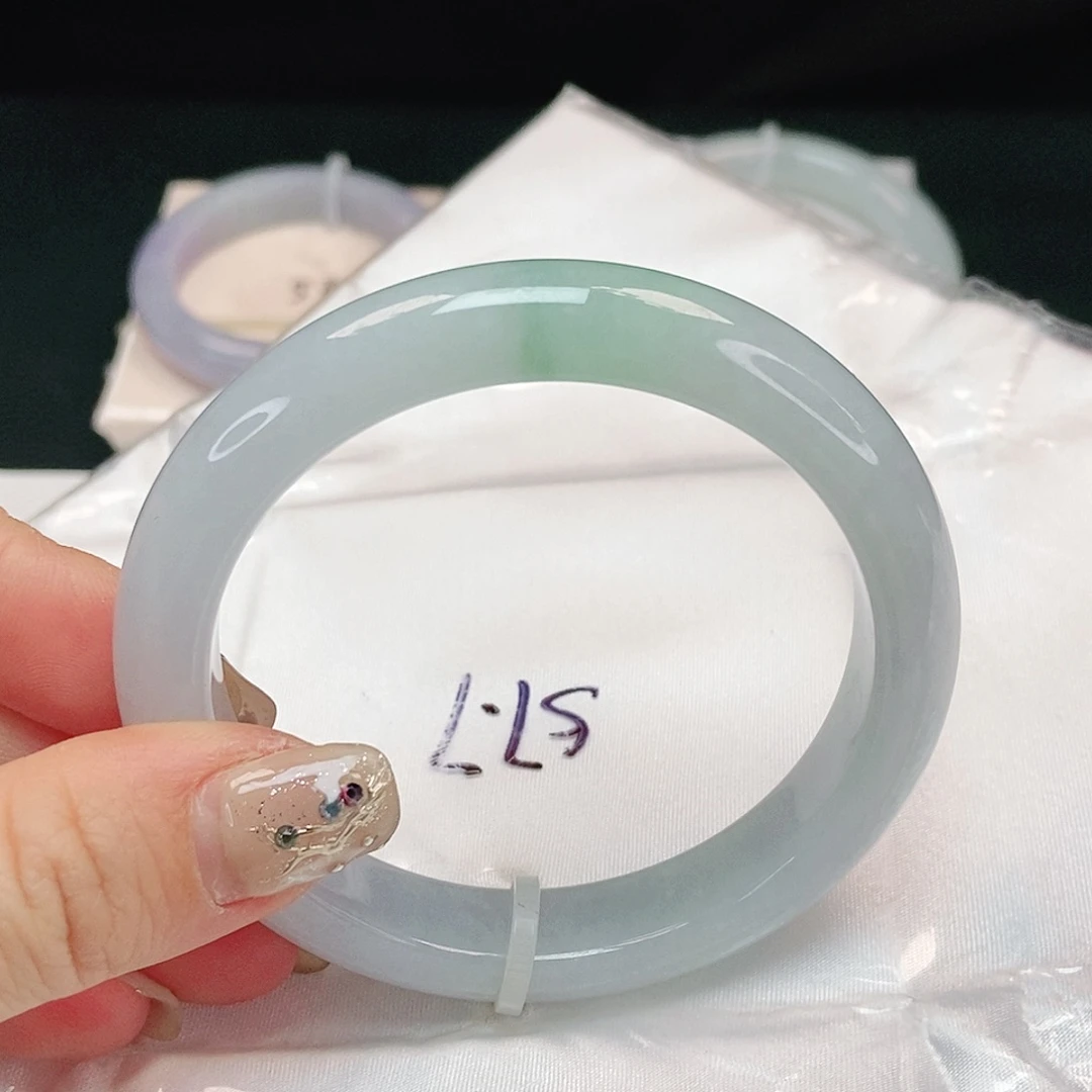 翡翠手镯未镶嵌泥鳅背