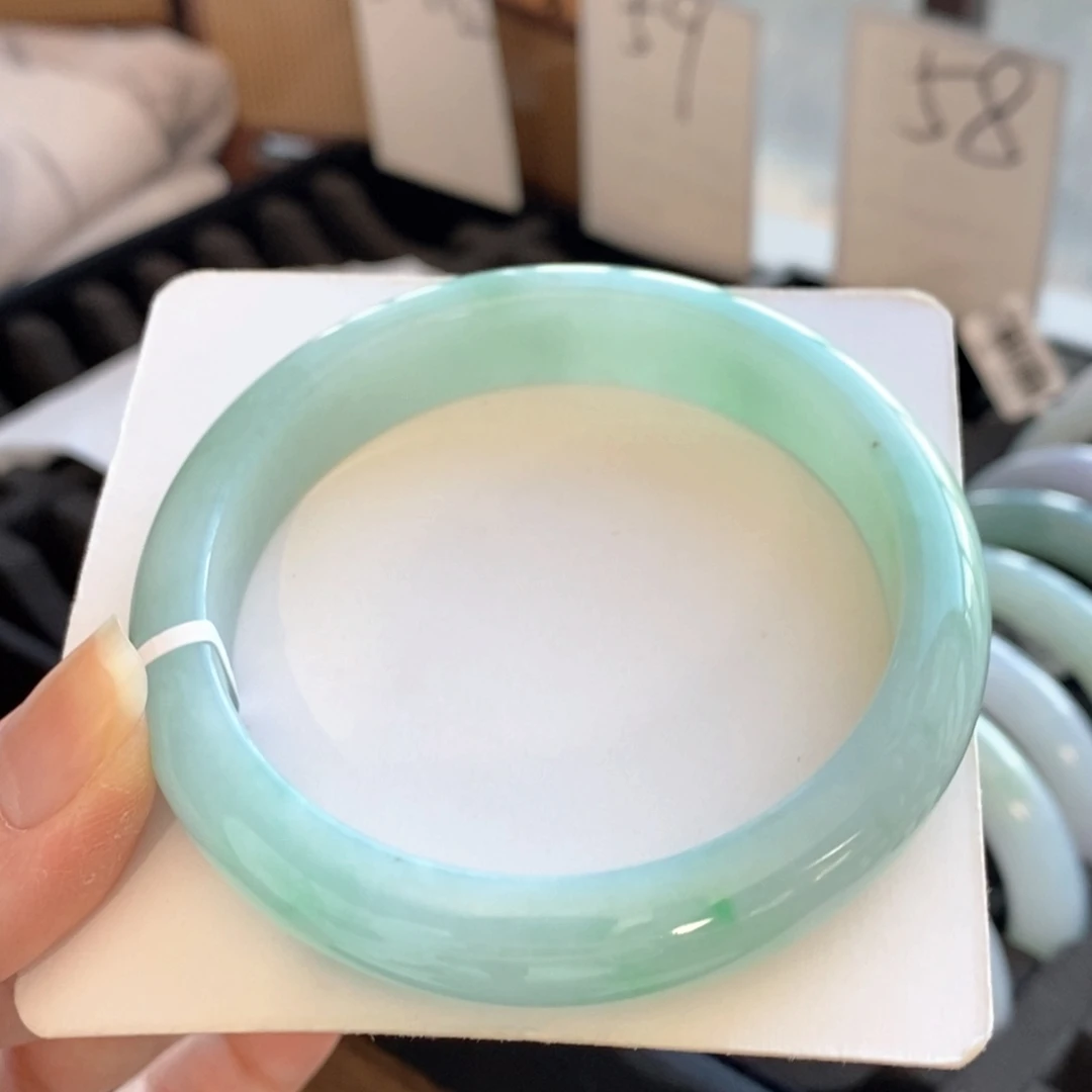 翡翠手镯未镶嵌果绿56.7有牛毛纹