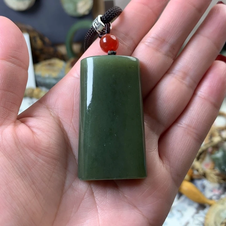 透闪石质玉挂件未镶嵌