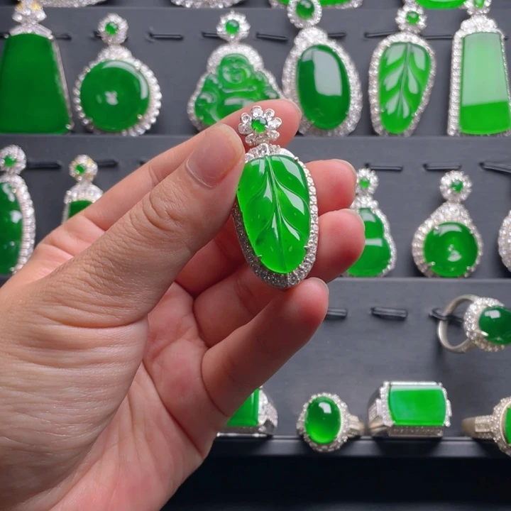 翡翠颈饰银S925镶嵌翡翠吊坠