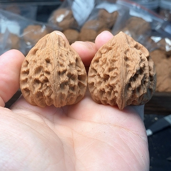 1文玩核桃血灯笼39-02