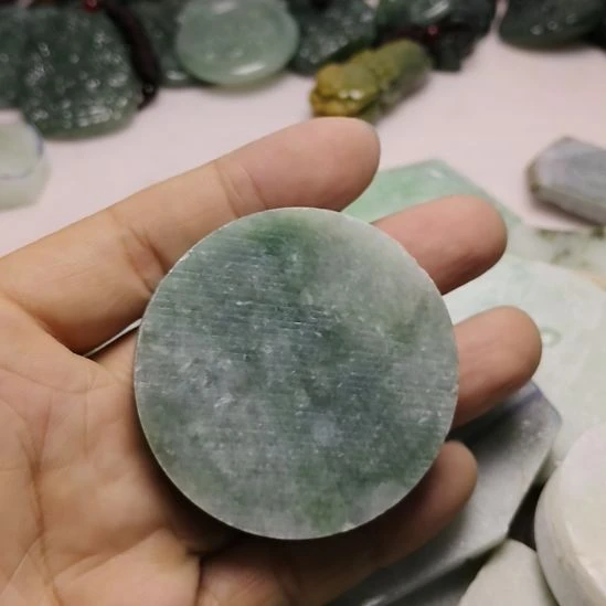 翡翠未镶嵌颈饰挂件