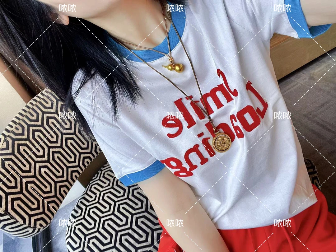 哝NONG-2025春夏新款欧若风红色字母贴布拼接短袖上衣0792505