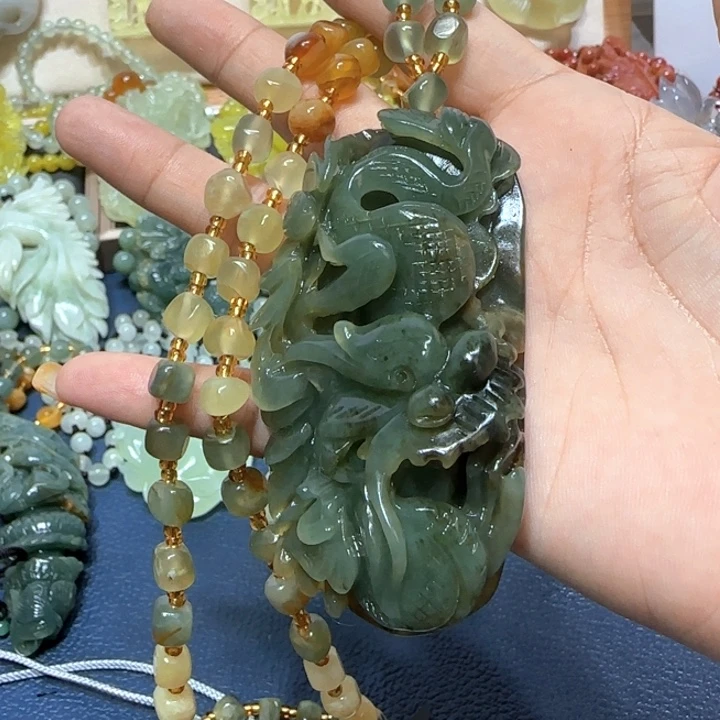 未镶嵌蛇纹石玉吊坠