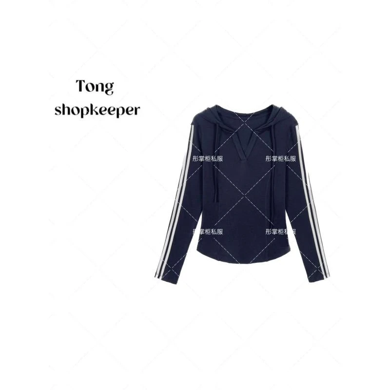 TT-QJ/彤掌柜1681405 早春2025减龄小V领莱赛尔天丝羊毛连帽上衣