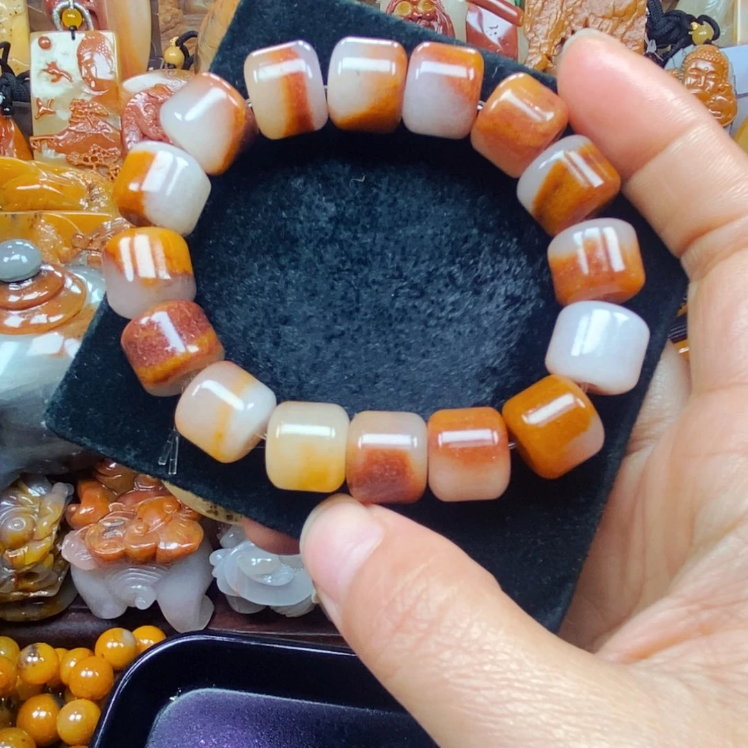 未镶嵌石英质玉（黄龙玉）颈饰