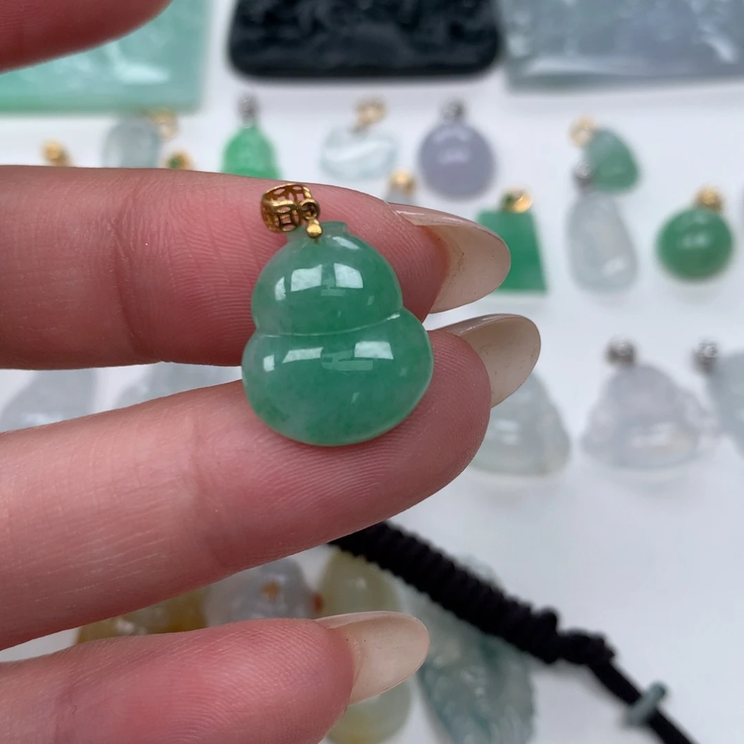翡翠18K金镶嵌颈饰葫芦