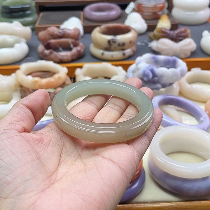 未镶嵌手镯石英质玉小**?