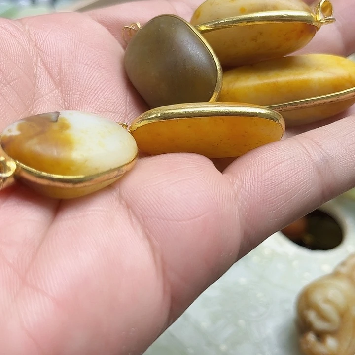 颈饰未镶嵌和田玉（糖玉）
