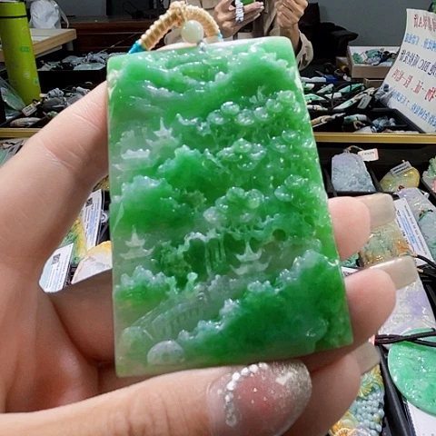翡翠未镶嵌颈饰一个