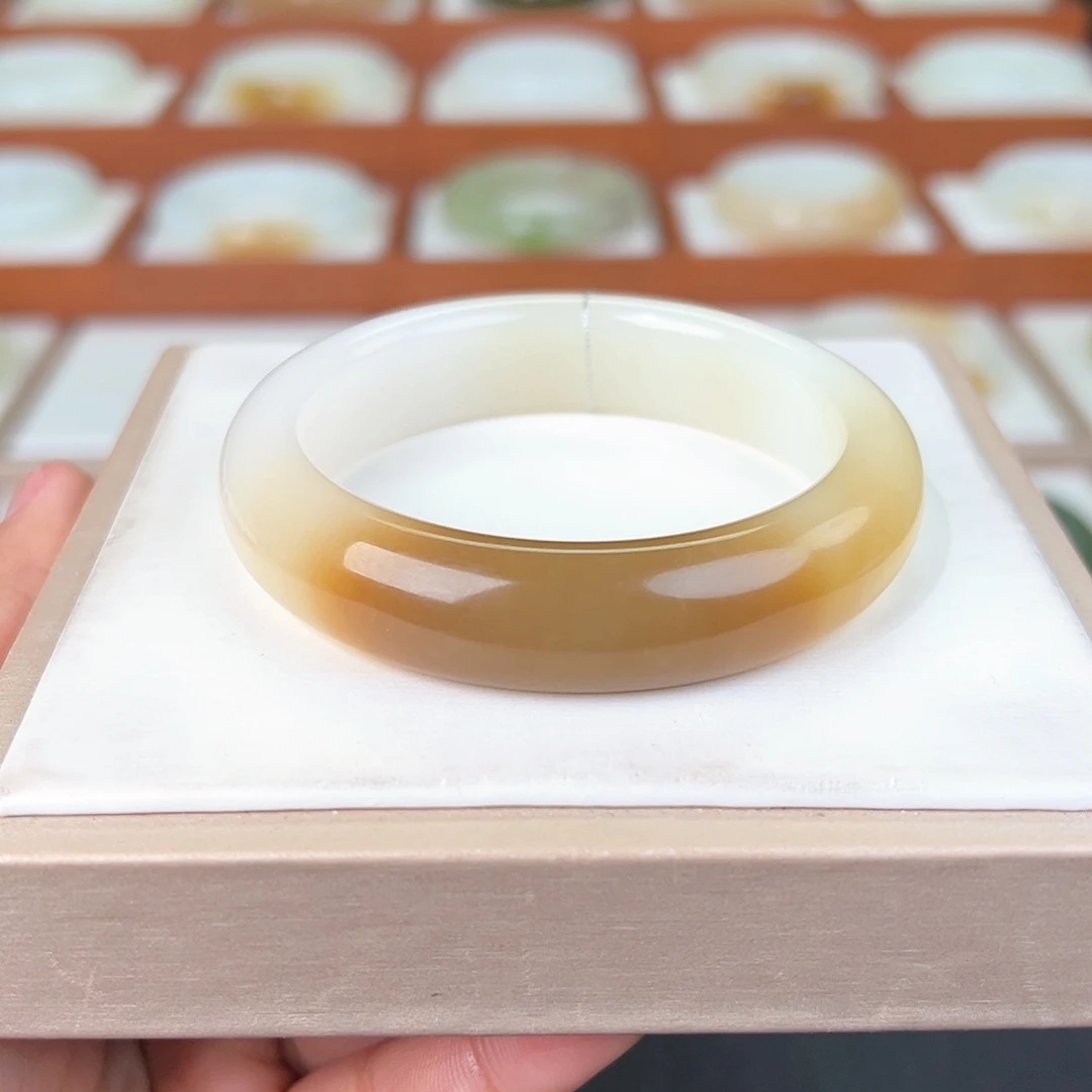 和田玉手镯未镶嵌糖白