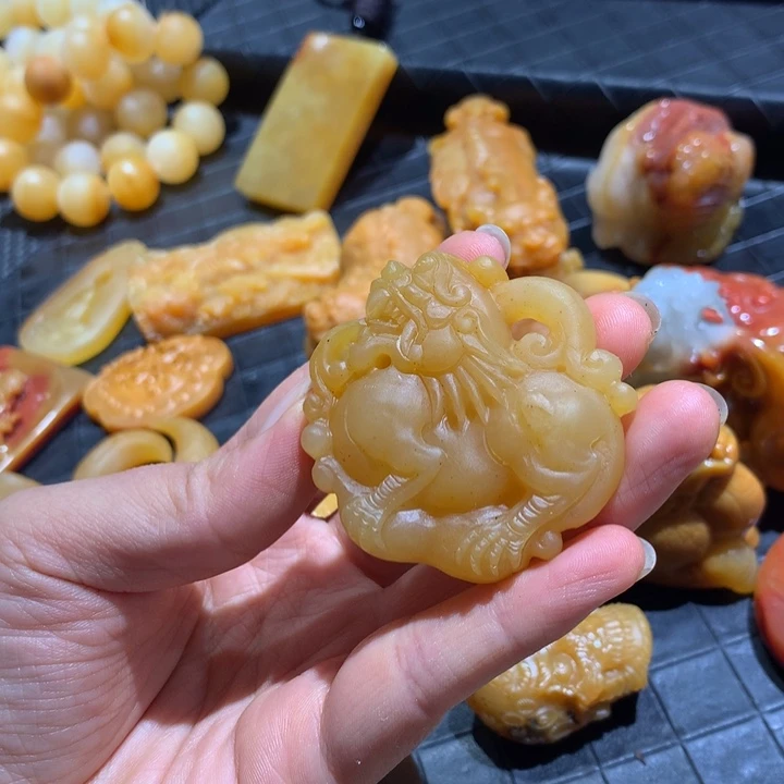 石英质玉（黄龙玉）未镶嵌颈饰