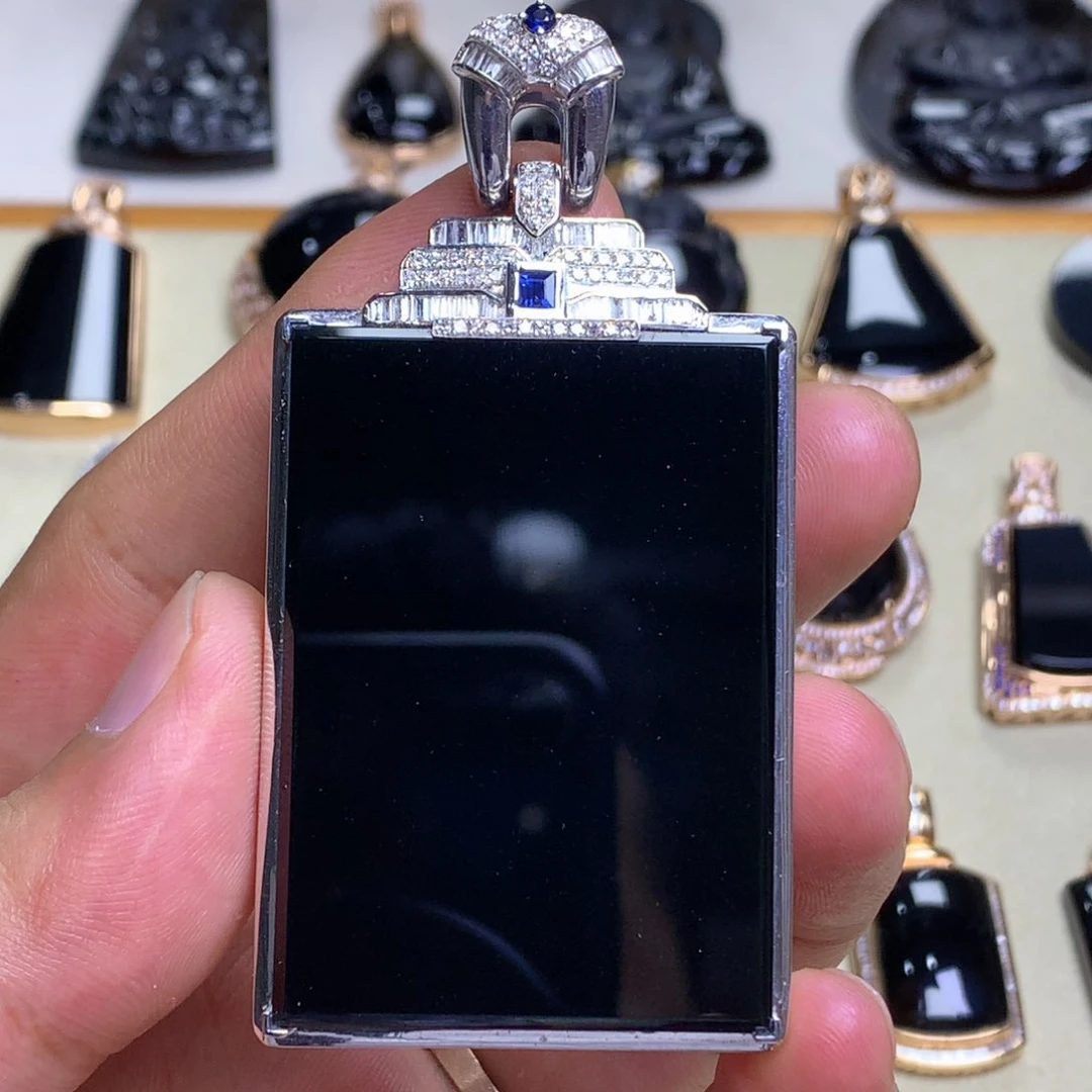 颈饰18K金镶嵌翡翠墨翠无事牌