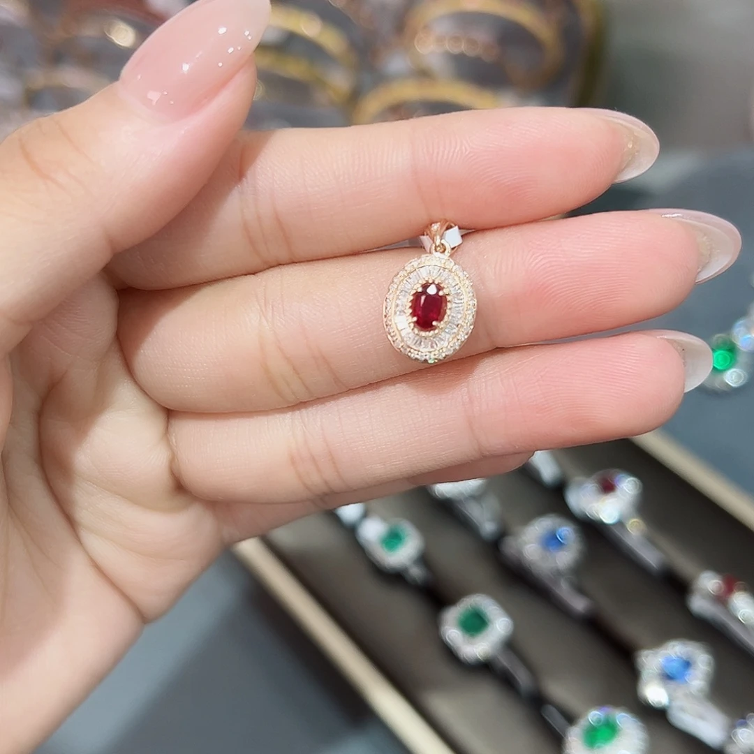 18K金镶嵌颈饰红宝石