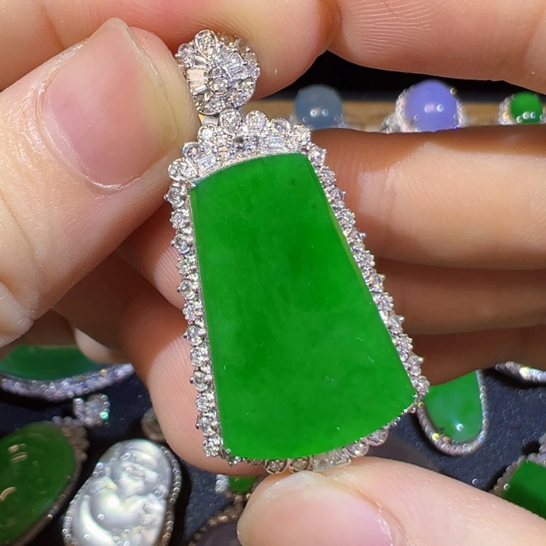 翡翠18K金镶嵌颈饰