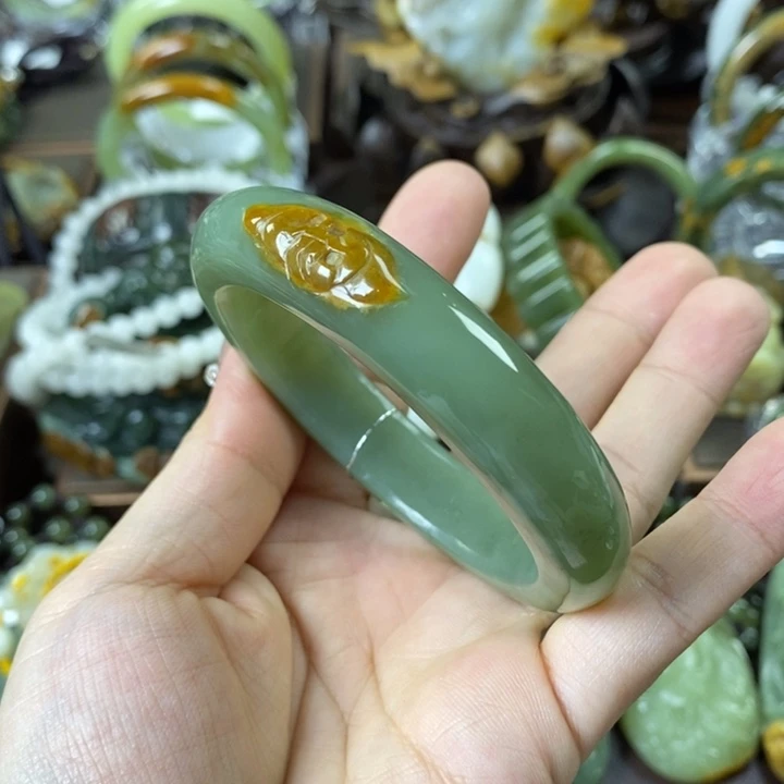 透闪石质玉手镯未镶嵌大****子