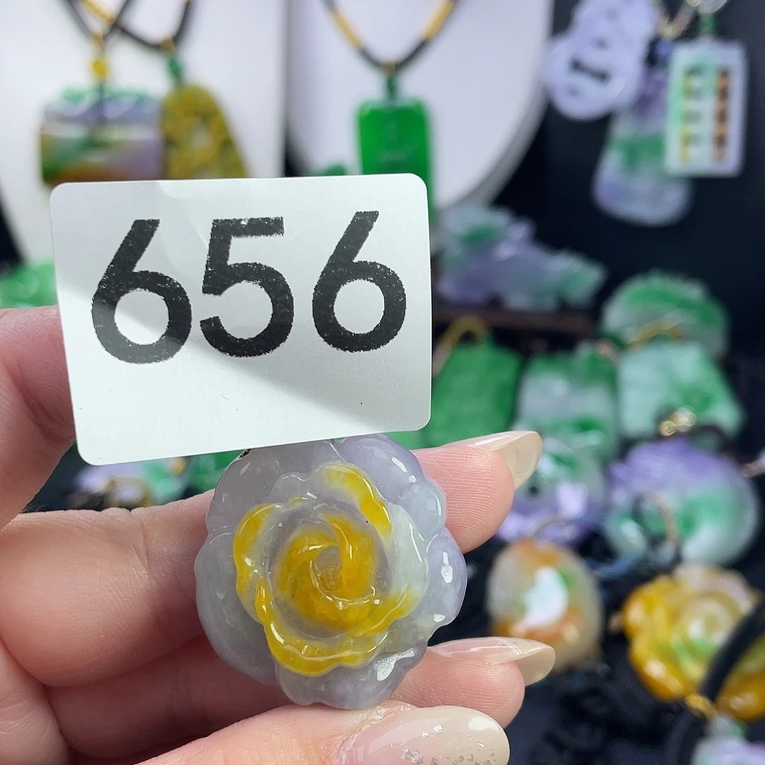 翡翠未镶嵌吊坠(赠链)