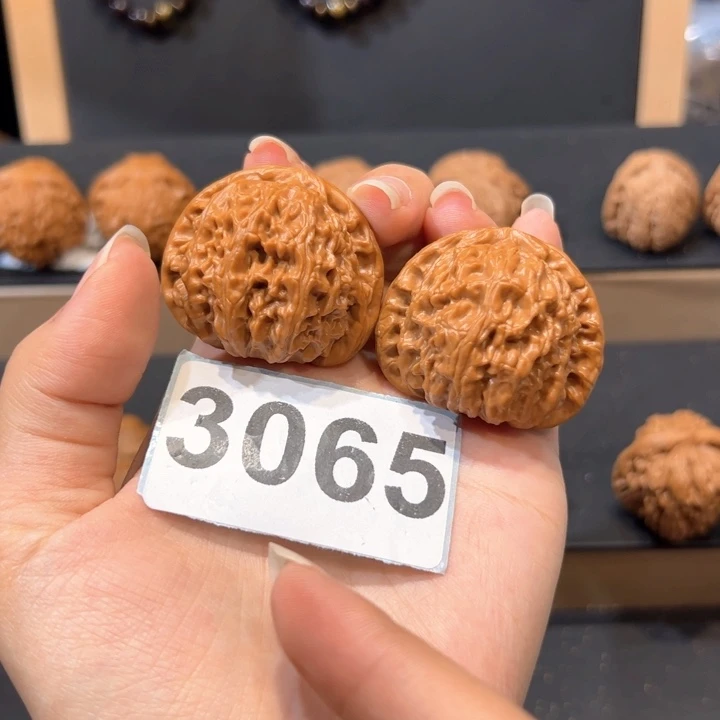 吊坠桃核白狮子文玩核桃