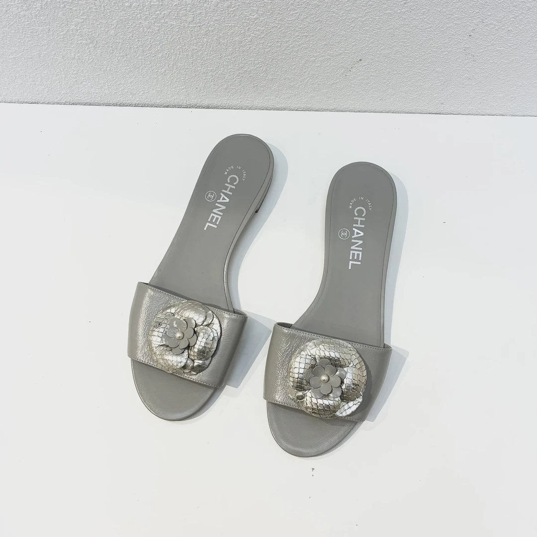 99新 Chanel/香奈儿 银色经典平底设计鞋面山茶花装饰39码2422