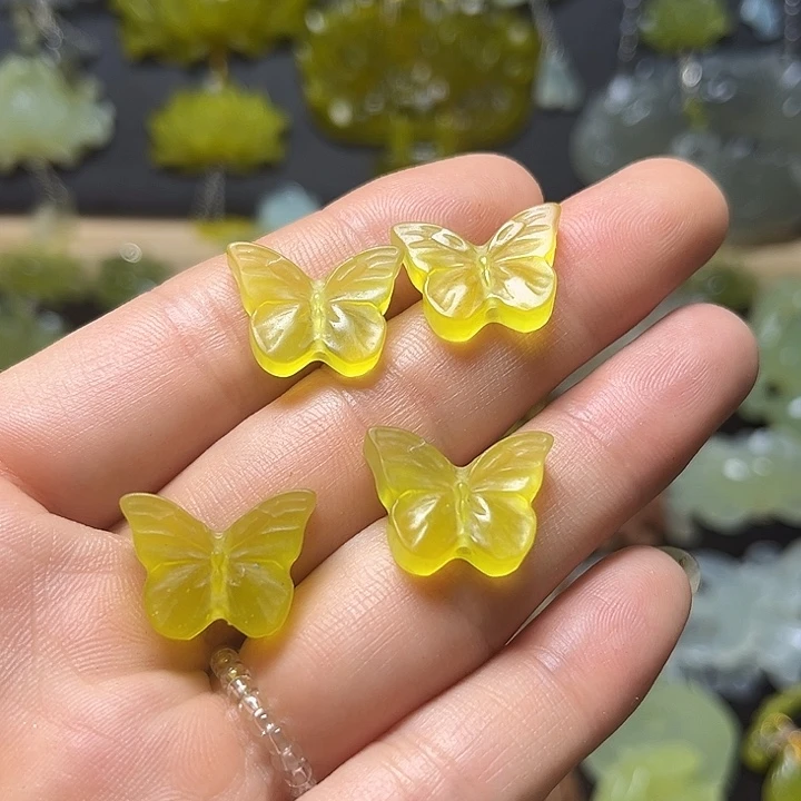 乖***滴未镶嵌蛇纹石玉颈饰