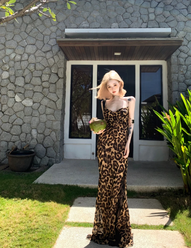 复古豹纹荡领吊带连衣裙女2025夏季新款性感镂空露背设计包臀长裙