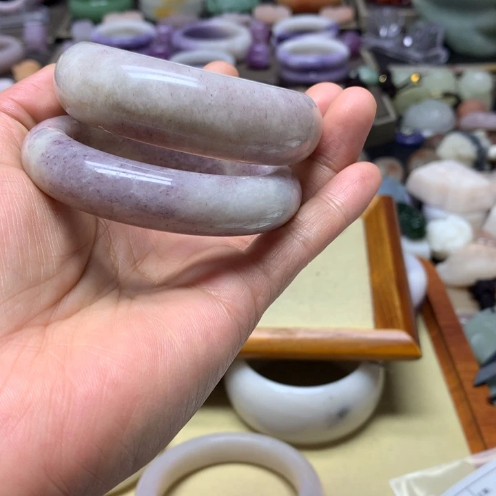 石英岩玉未镶嵌2条紫玉，有干纹