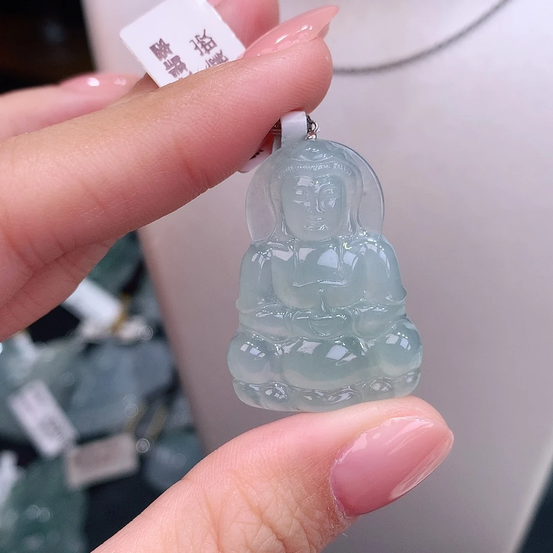 颈饰18K金镶嵌翡翠晴底观音