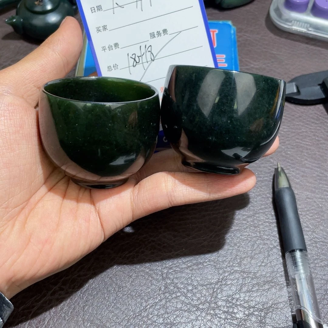 颈饰未镶嵌和田玉人****。