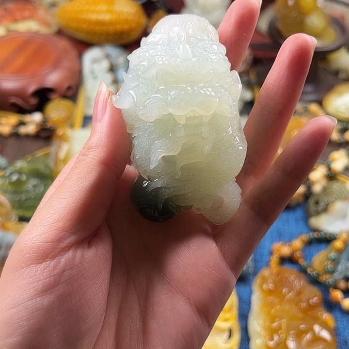 哈***滴蛇纹石玉合金颈饰