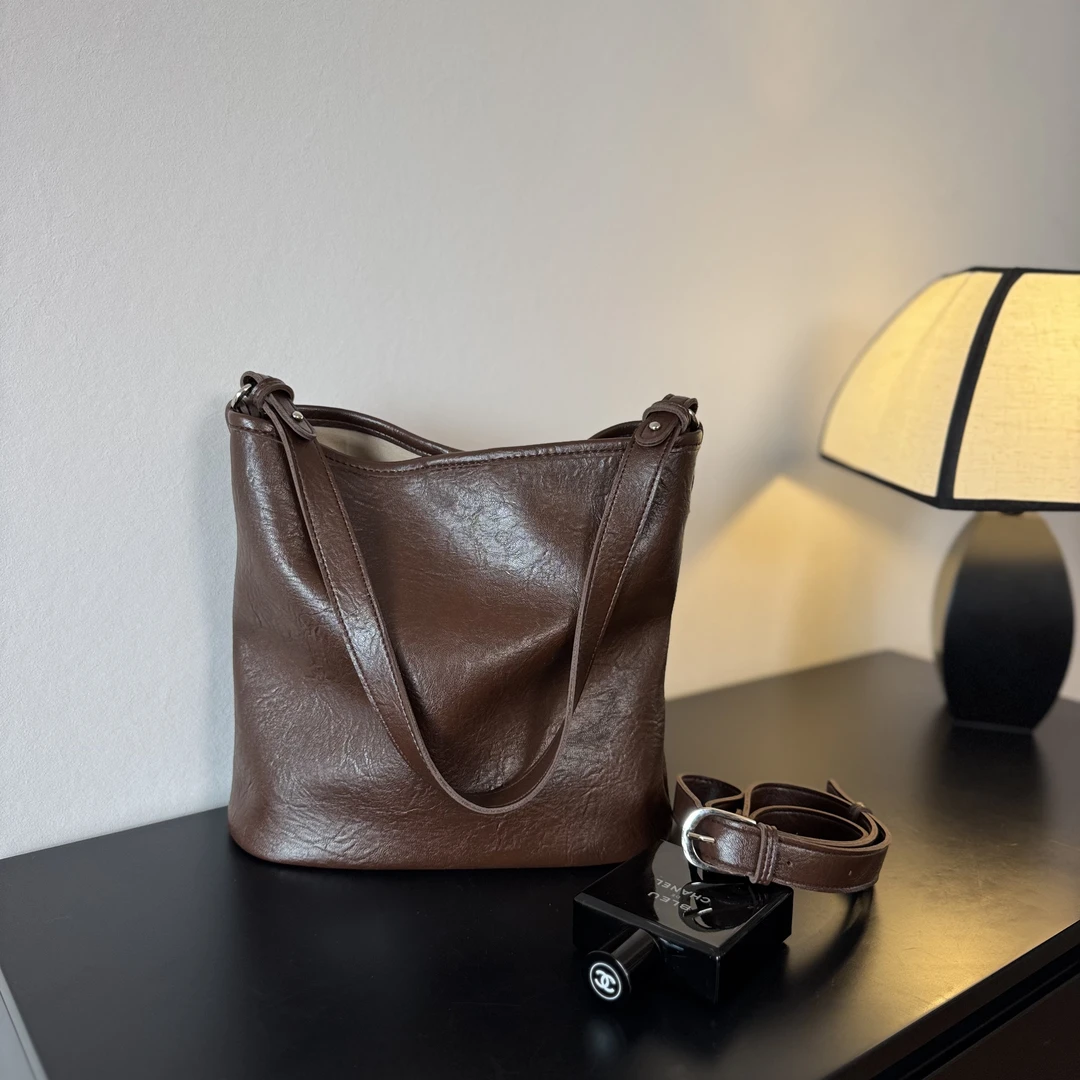 【琥珀流光】时尚百搭大容量水桶包简约通勤包包女款爆款2025新款