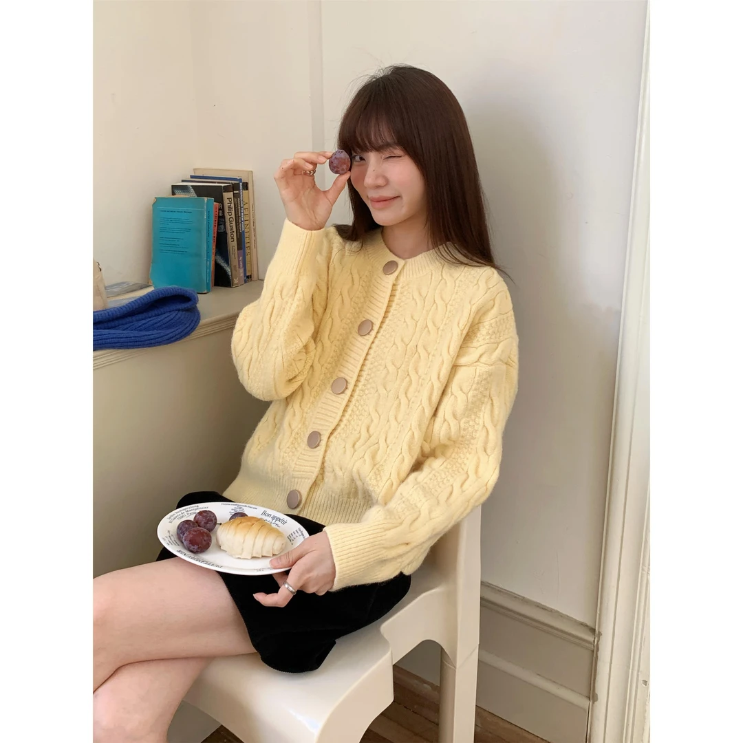 黄色麻花圆领毛衣外套女秋冬新款宽松软糯显白针织开衫百搭加厚