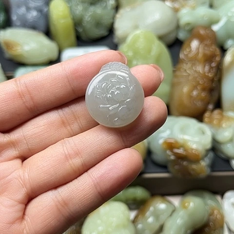 颈饰未镶嵌和田玉龍**人
