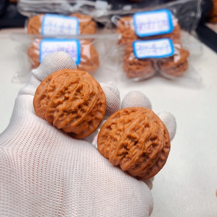 文玩核桃吊坠37白狮子