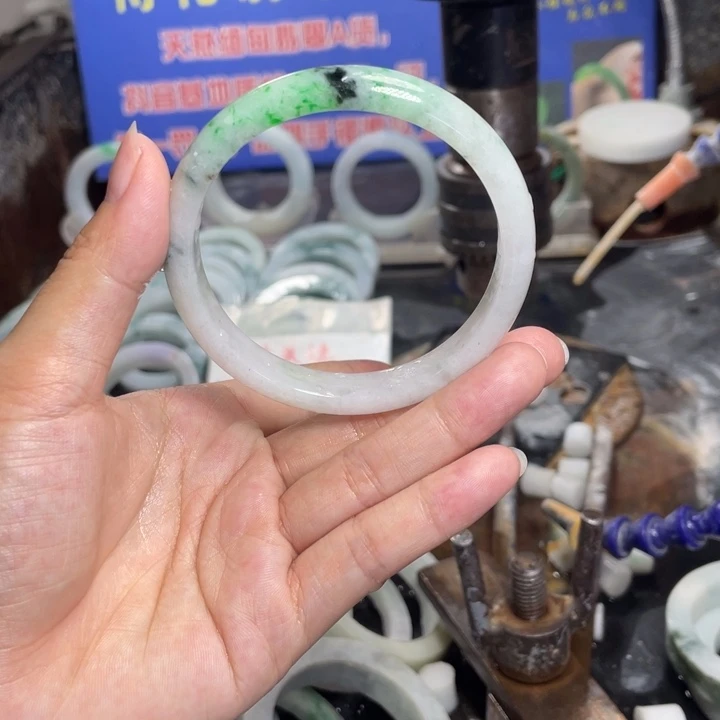 翡翠手镯未镶嵌多样性