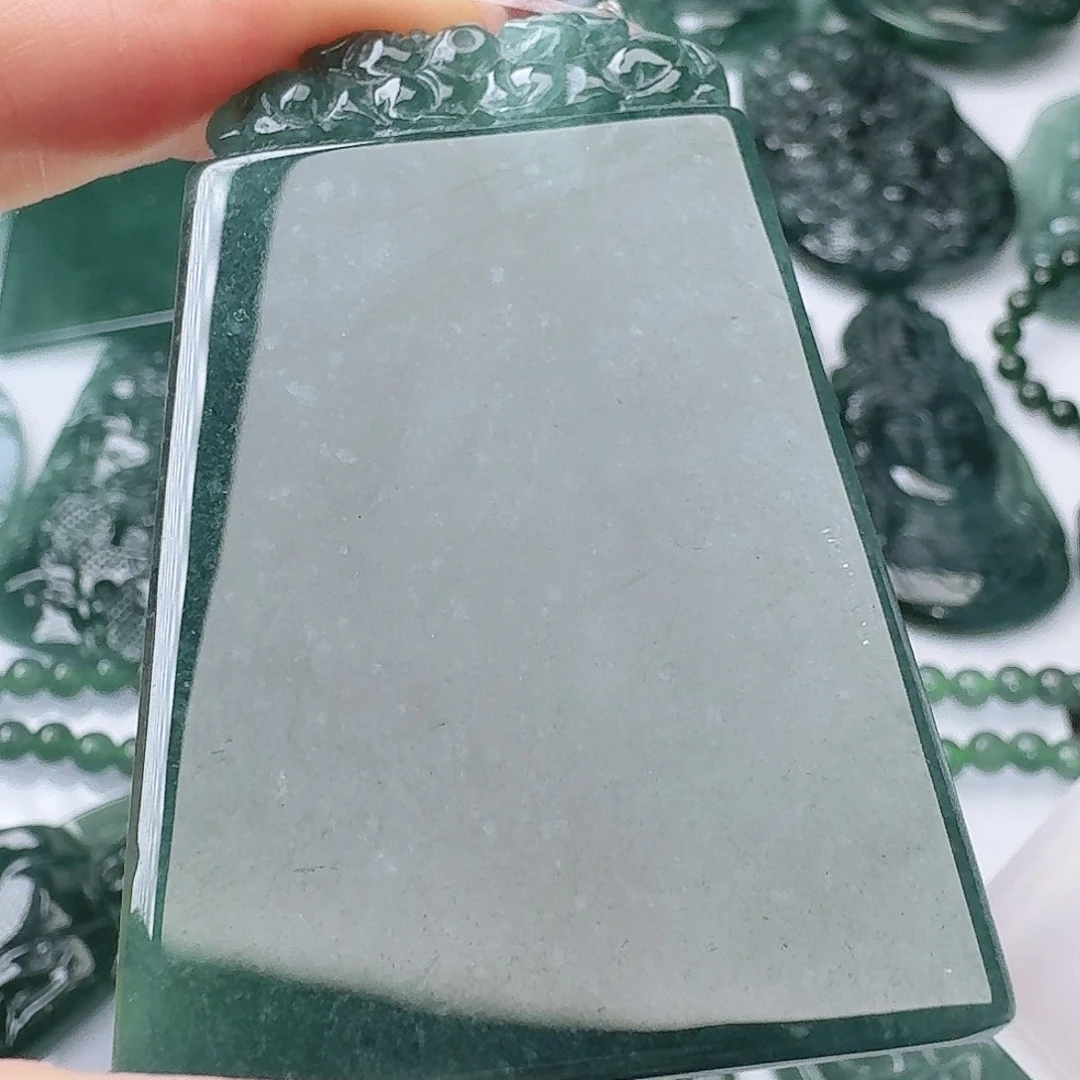 翡翠未镶嵌颈饰多样性发其一