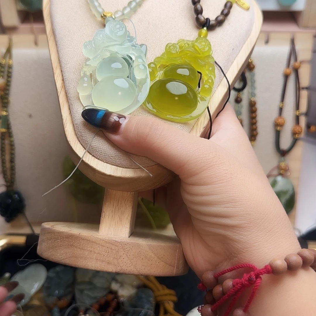 笑***尘蛇纹石玉合金颈饰