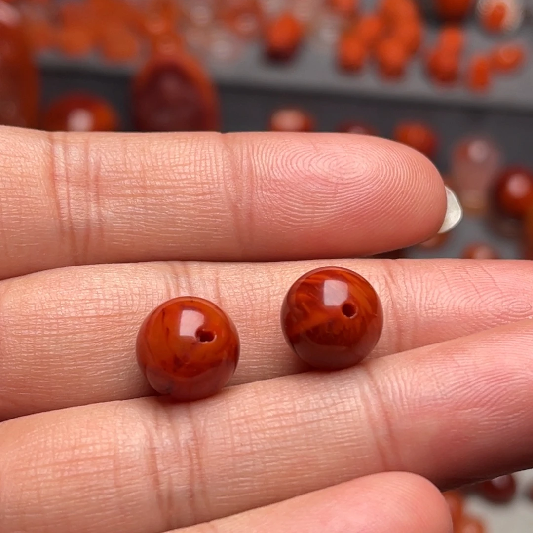 广***妆南红玛瑙未镶嵌圆珠单珠10.8m~11m，孔道口有磨边