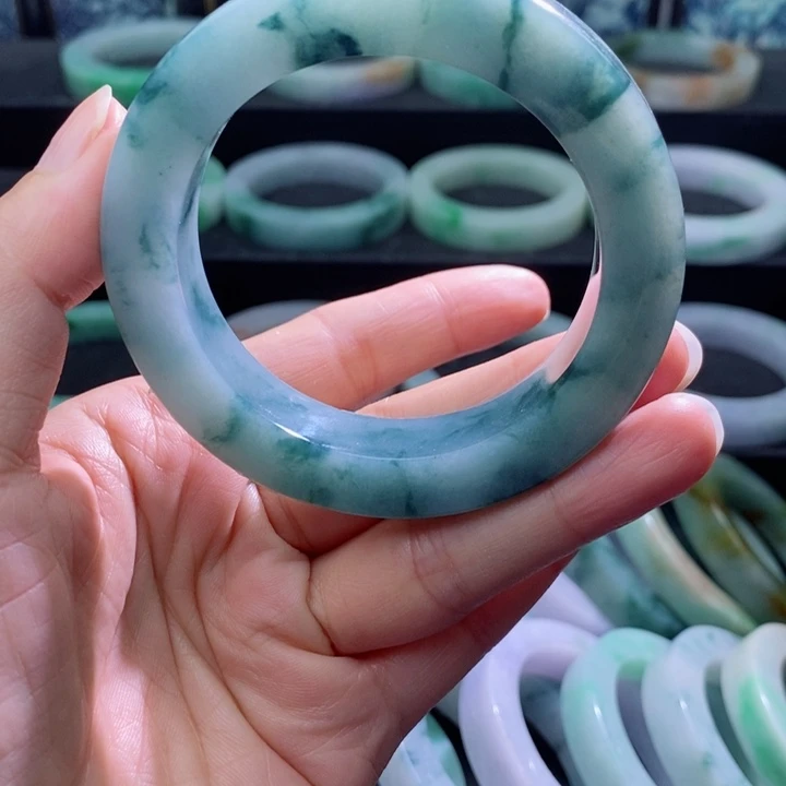 定制翡翠手镯未镶嵌早**?