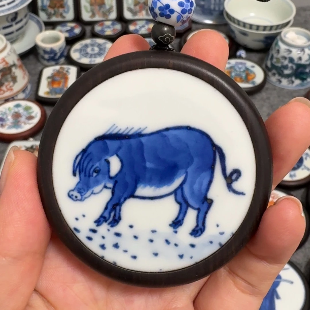 瓷片青花猪挂件吊坠一个