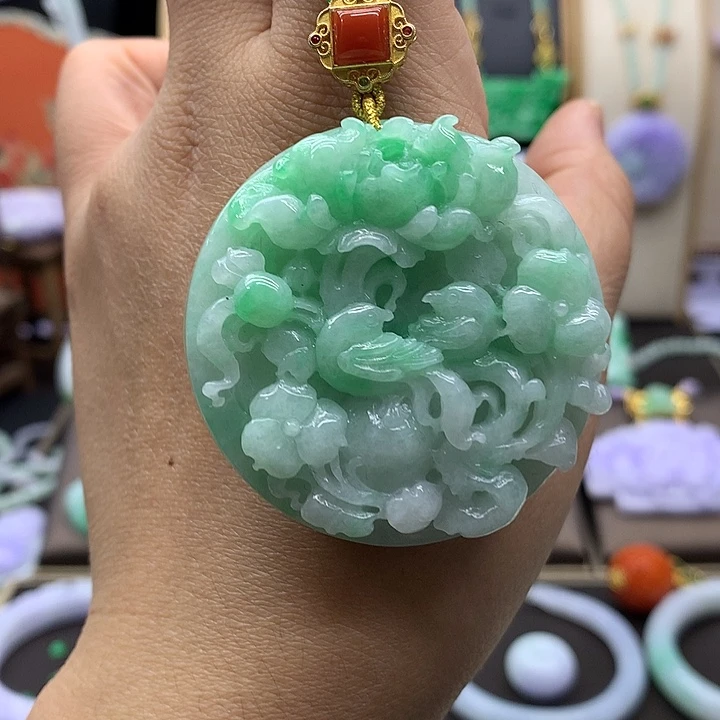 翡翠未镶嵌吊坠(赠链)