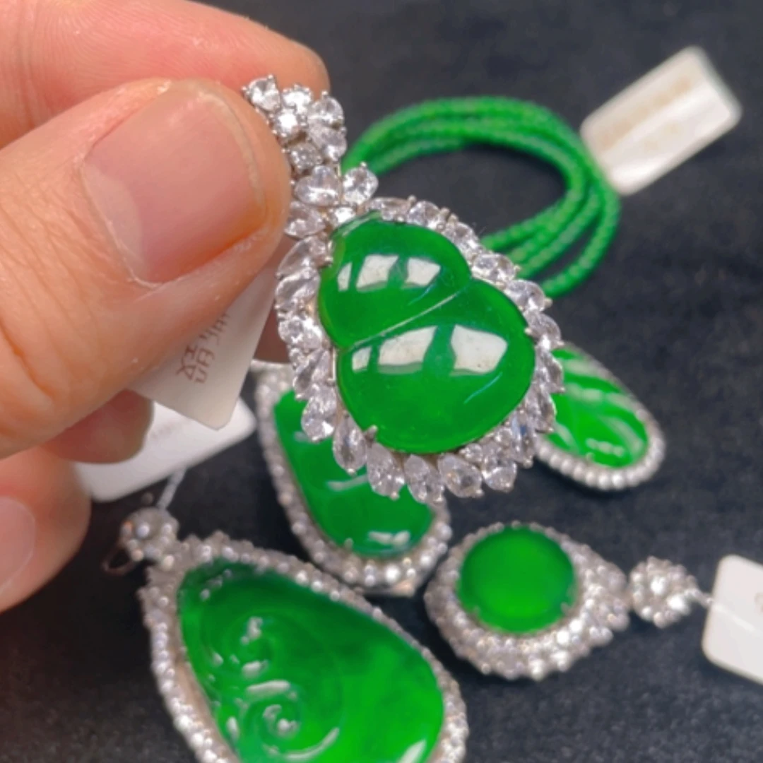 【闪购商品】颈饰银S925镶嵌翡翠吊坠