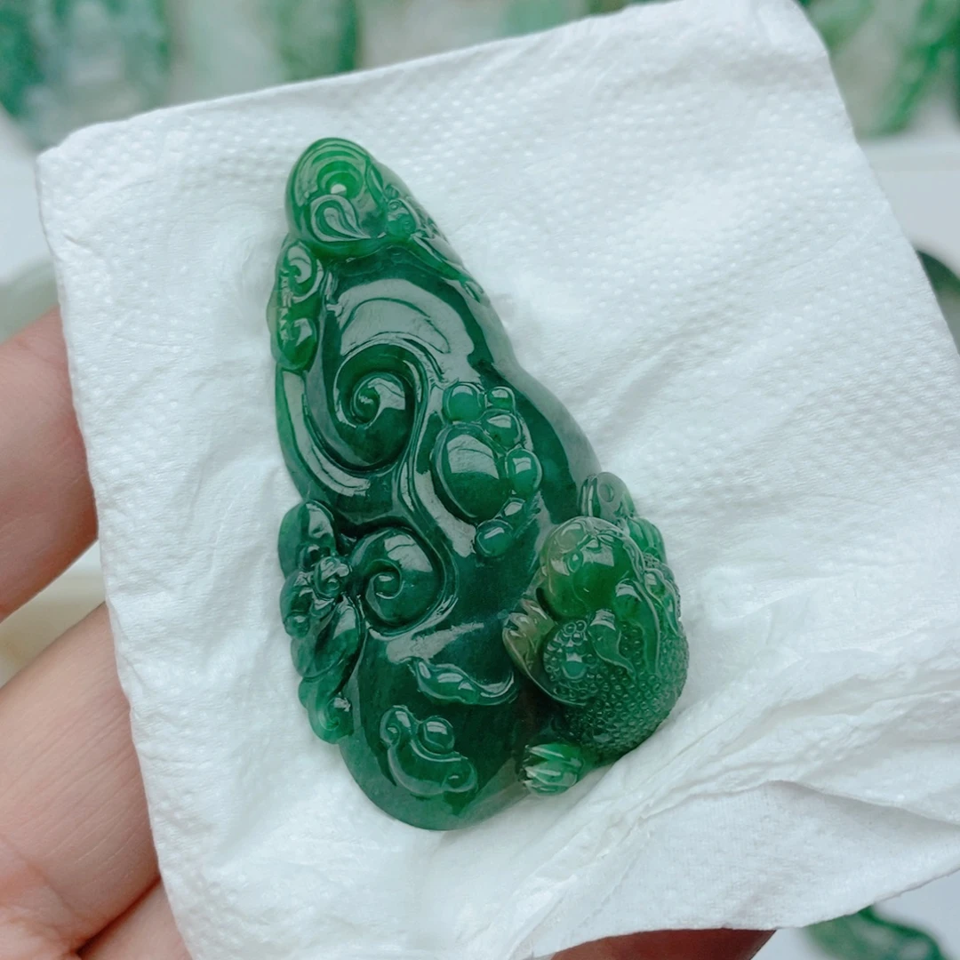 F***缘独山玉未镶嵌颈饰
