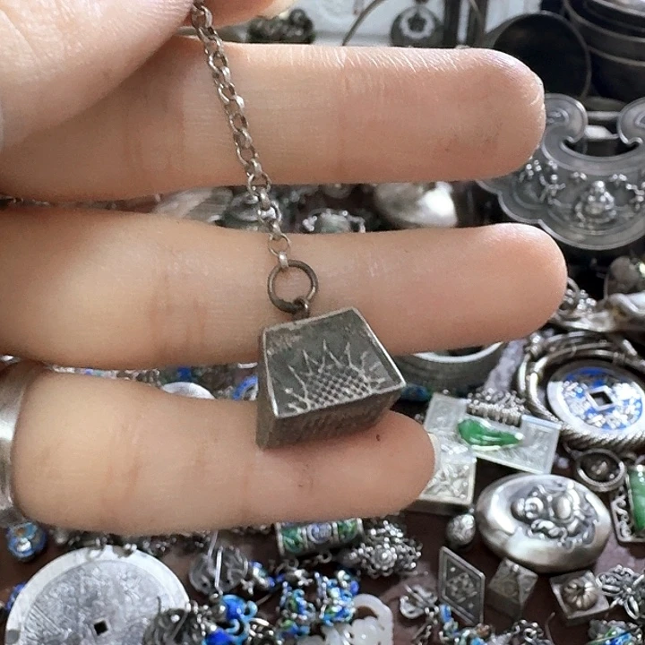 小***雅非金属足银挂件一个