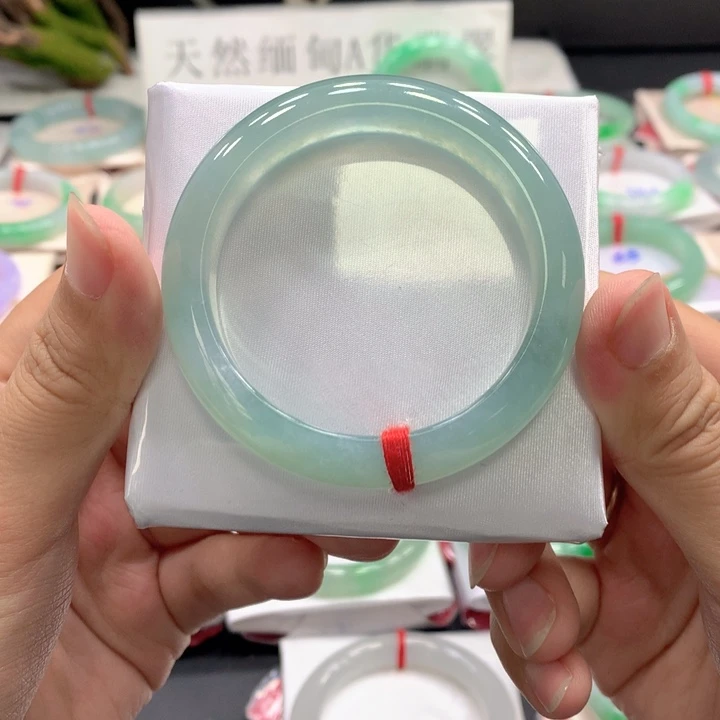 翡翠手镯未镶嵌翡翠