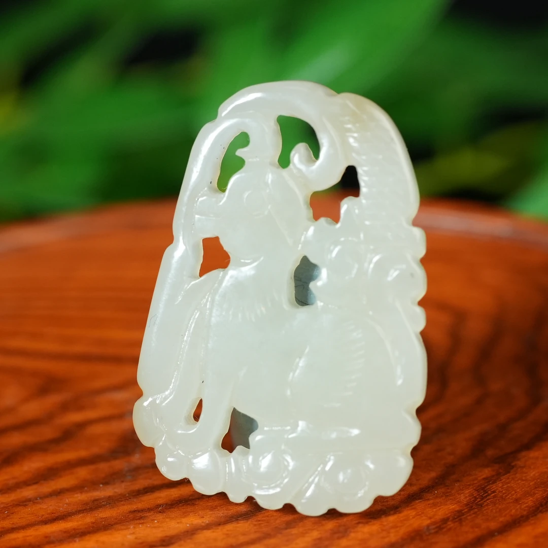 二十世纪中后期和田玉镂空鹿纹佩AAJJ241006002