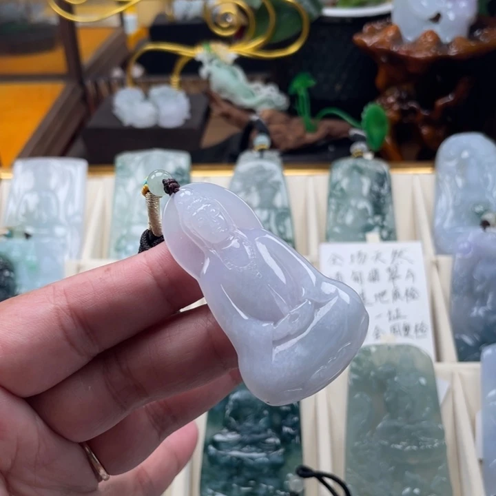 翡翠未镶嵌颈饰观音