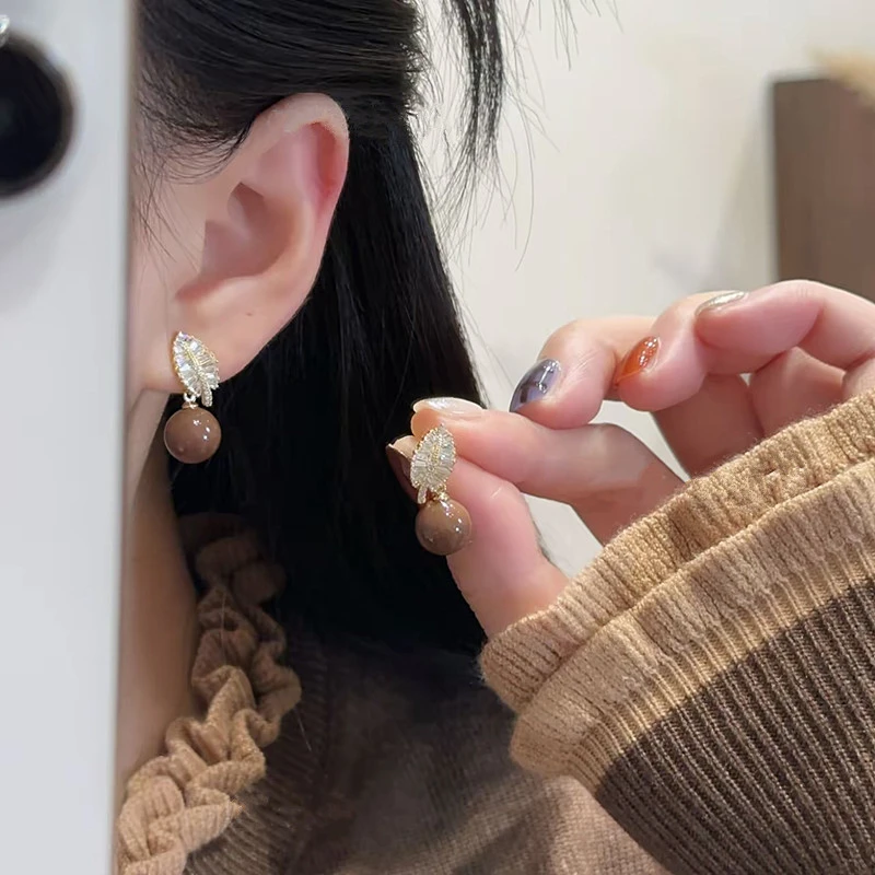 铜合金锆石耳饰 秋冬复古咖色锆石树叶珠珠耳钉轻奢气质百搭耳环