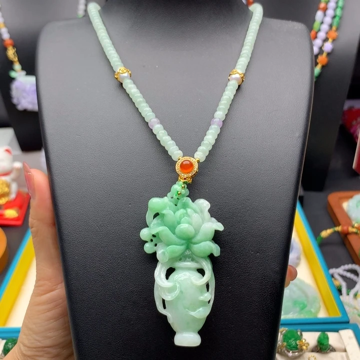 翡翠未镶嵌颈饰翡翠花瓶